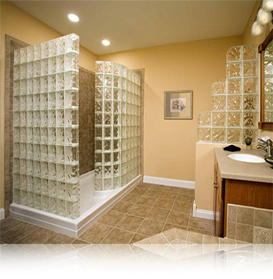 Перегородка из стеклоблоков в ванной комнате бежевого цвета